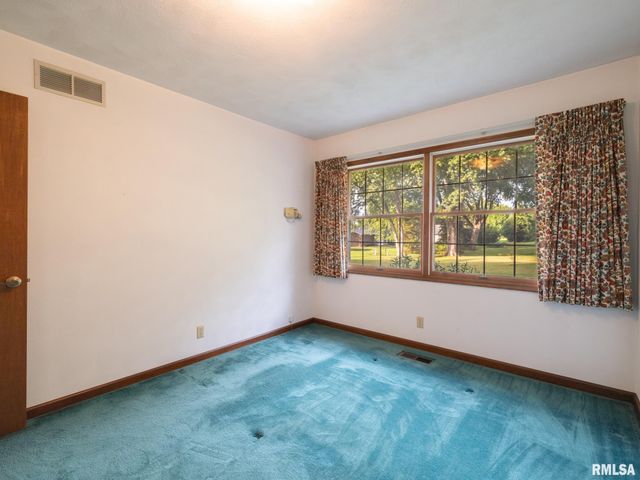 15 OLYMPIA FIELDS Drive, Pekin, IL 61554