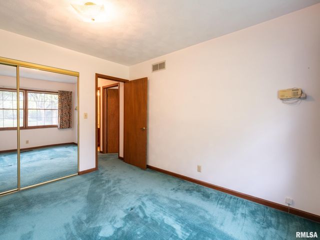 15 OLYMPIA FIELDS Drive, Pekin, IL 61554