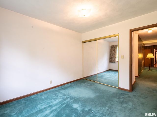 15 OLYMPIA FIELDS Drive, Pekin, IL 61554