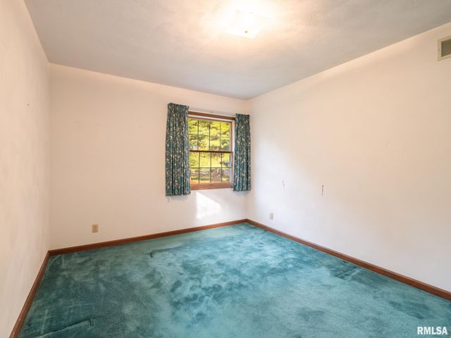 15 OLYMPIA FIELDS Drive, Pekin, IL 61554