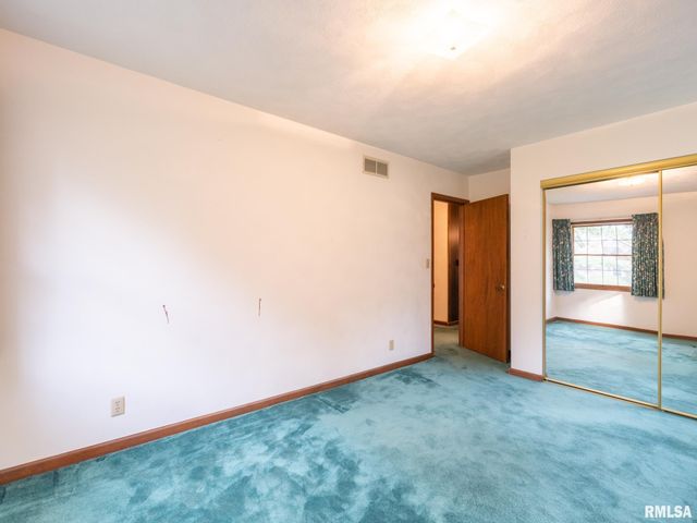 15 OLYMPIA FIELDS Drive, Pekin, IL 61554
