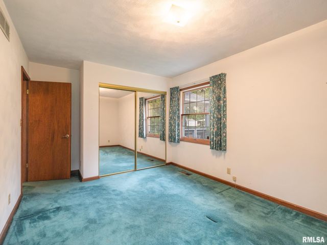 15 OLYMPIA FIELDS Drive, Pekin, IL 61554