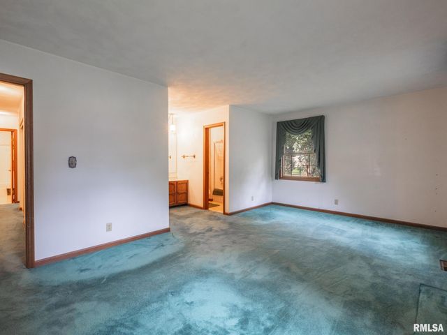 15 OLYMPIA FIELDS Drive, Pekin, IL 61554
