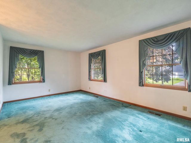 15 OLYMPIA FIELDS Drive, Pekin, IL 61554