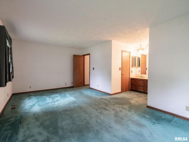 15 OLYMPIA FIELDS Drive, Pekin, IL 61554