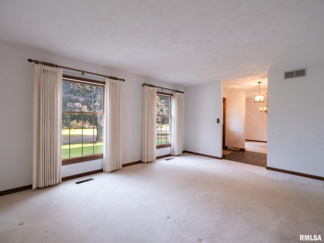 15 OLYMPIA FIELDS Drive, Pekin, IL 61554