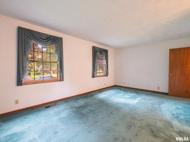 15 OLYMPIA FIELDS Drive, Pekin, IL 61554