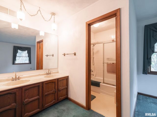 15 OLYMPIA FIELDS Drive, Pekin, IL 61554