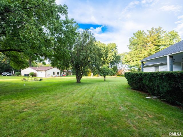 15 OLYMPIA FIELDS Drive, Pekin, IL 61554