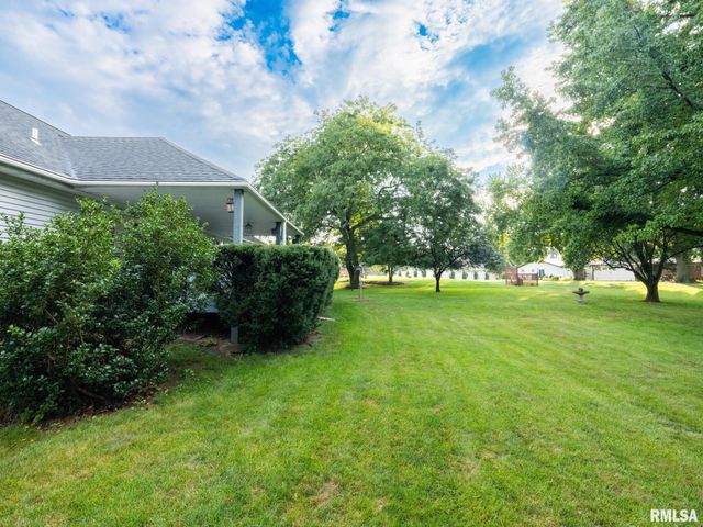 15 OLYMPIA FIELDS Drive, Pekin, IL 61554