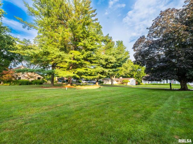 15 OLYMPIA FIELDS Drive, Pekin, IL 61554