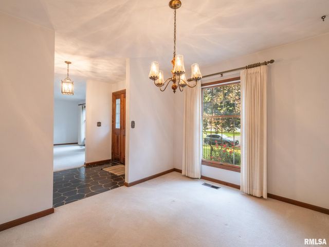 15 OLYMPIA FIELDS Drive, Pekin, IL 61554