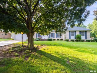 15 OLYMPIA FIELDS Drive, Pekin, IL 61554