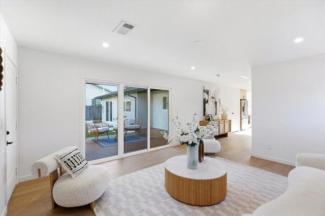 950 Dennis Avenue, Sunnyvale, CA 94086