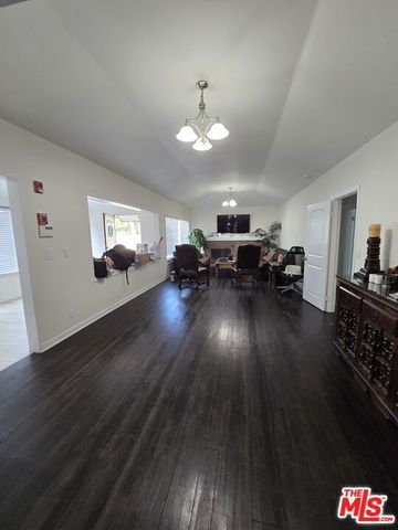 14151 Chandler Boulevard, Los Angeles, CA 91401
