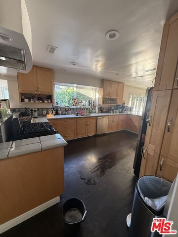 14151 Chandler Boulevard, Los Angeles, CA 91401