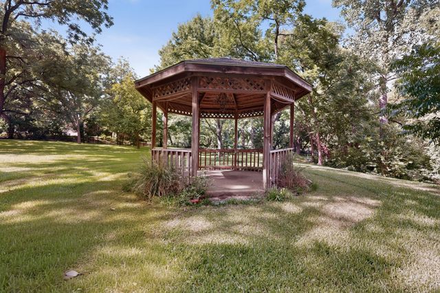 300 N Chattey Road, Desoto, TX 75115