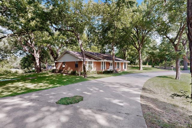 300 N Chattey Road, Desoto, TX 75115