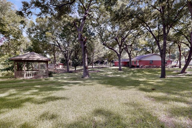 300 N Chattey Road, Desoto, TX 75115
