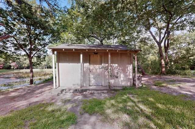 300 N Chattey Road, Desoto, TX 75115