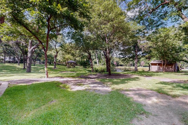 300 N Chattey Road, Desoto, TX 75115