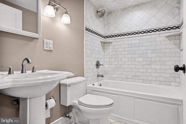 42 E 2ND ST, Moorestown, NJ 08057