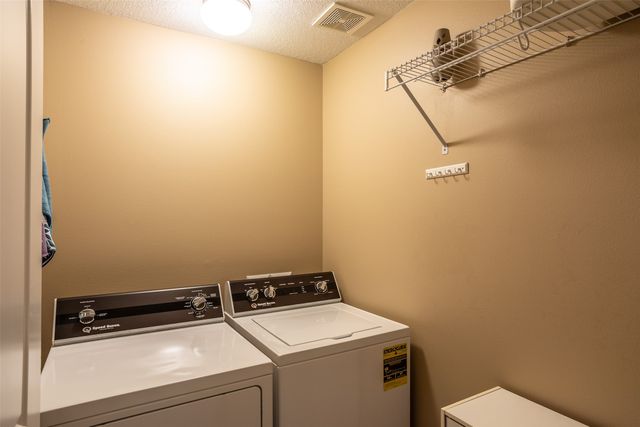 5917 NW 106th Street, Johnston, IA 50131