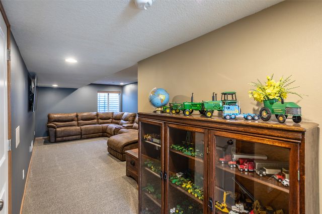 5917 NW 106th Street, Johnston, IA 50131