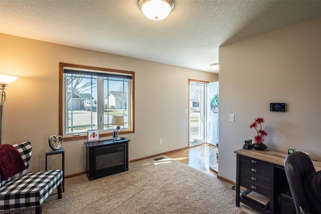 5917 NW 106th Street, Johnston, IA 50131