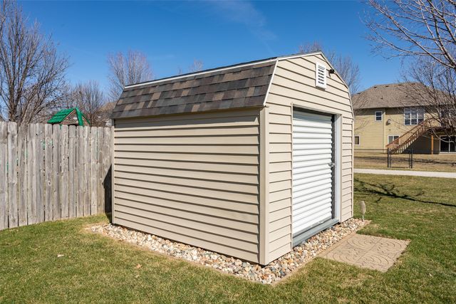 5917 NW 106th Street, Johnston, IA 50131