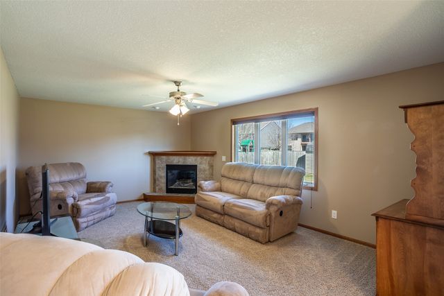 5917 NW 106th Street, Johnston, IA 50131