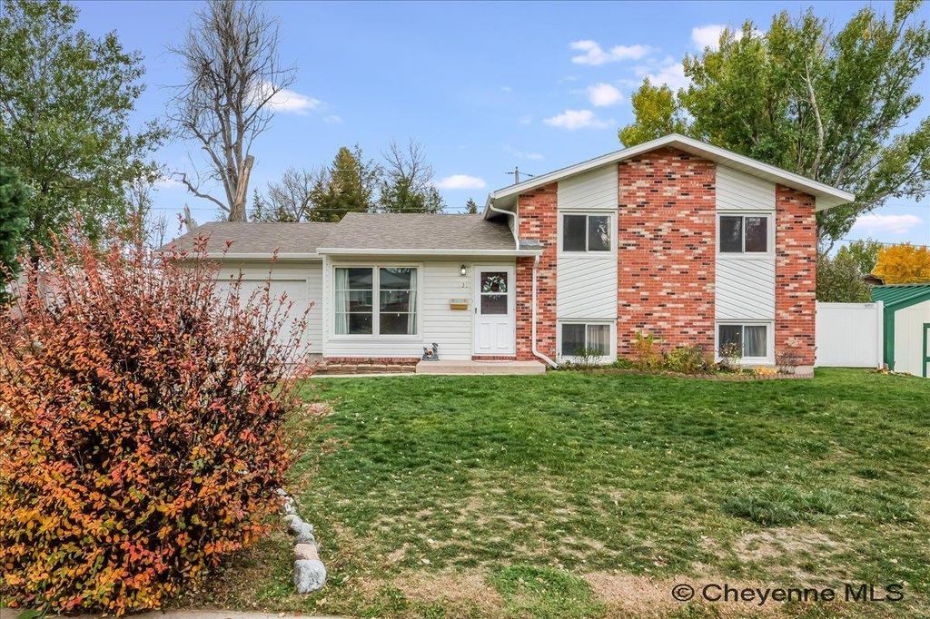828 CLEVELAND AVE, Cheyenne, WY 82001