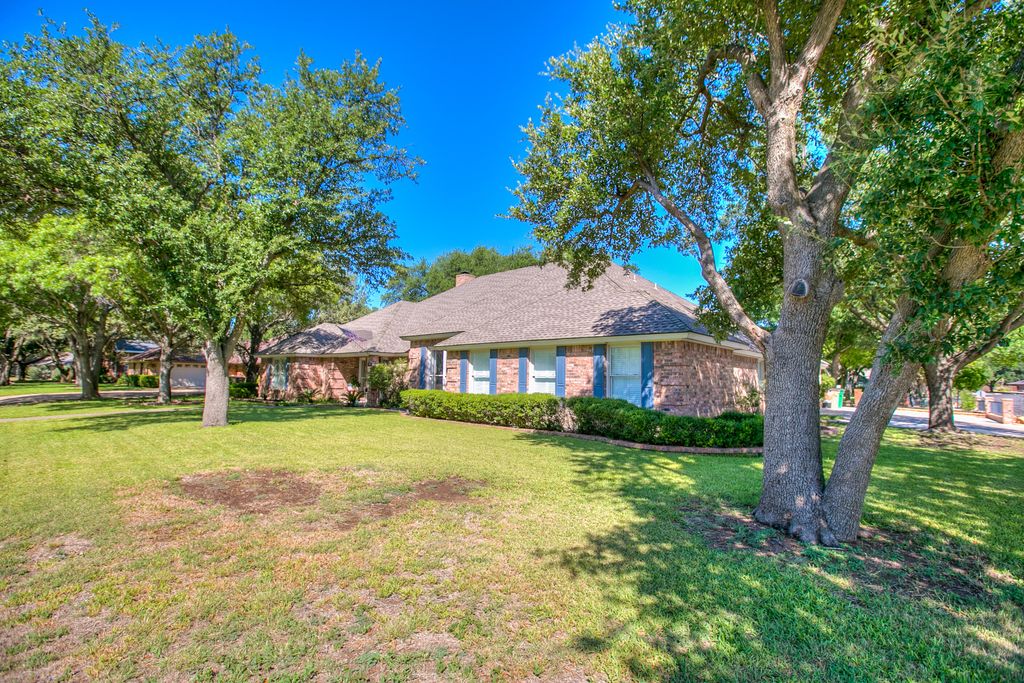 Image 5 of property listing at 5301 Beverly Drive, San Angelo, TX 76904