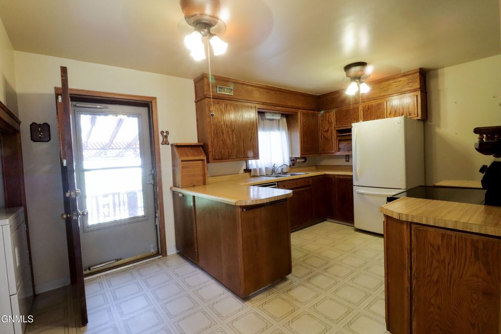 204 11th Avenue NW, Mandan, ND 58554 photo 3