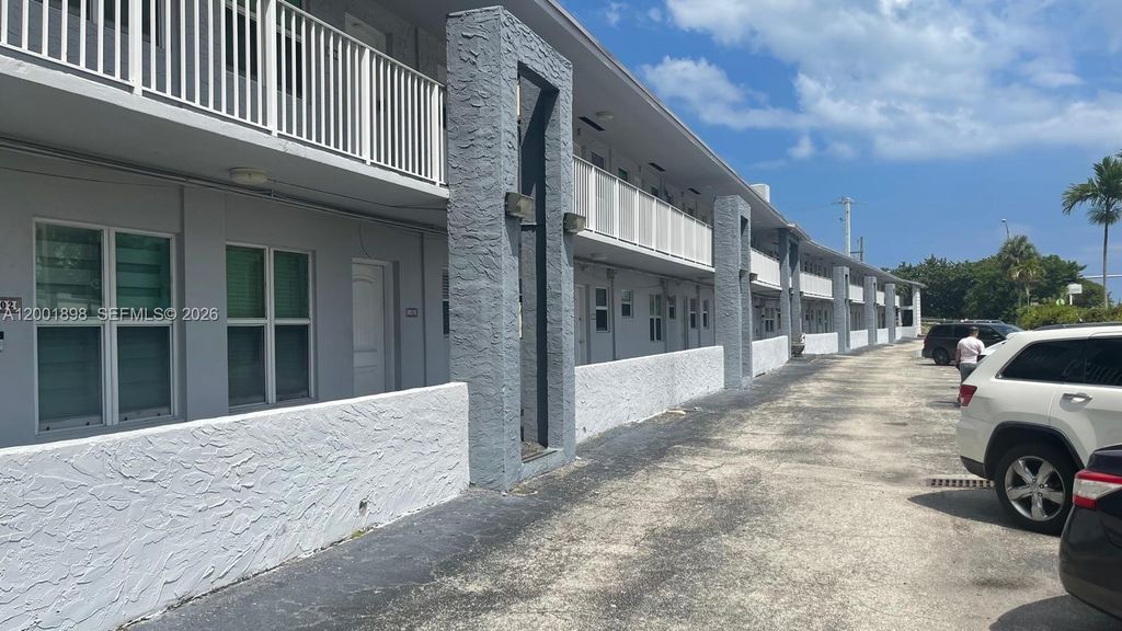 2225 NE 123rd St 204, North Miami, FL 33181