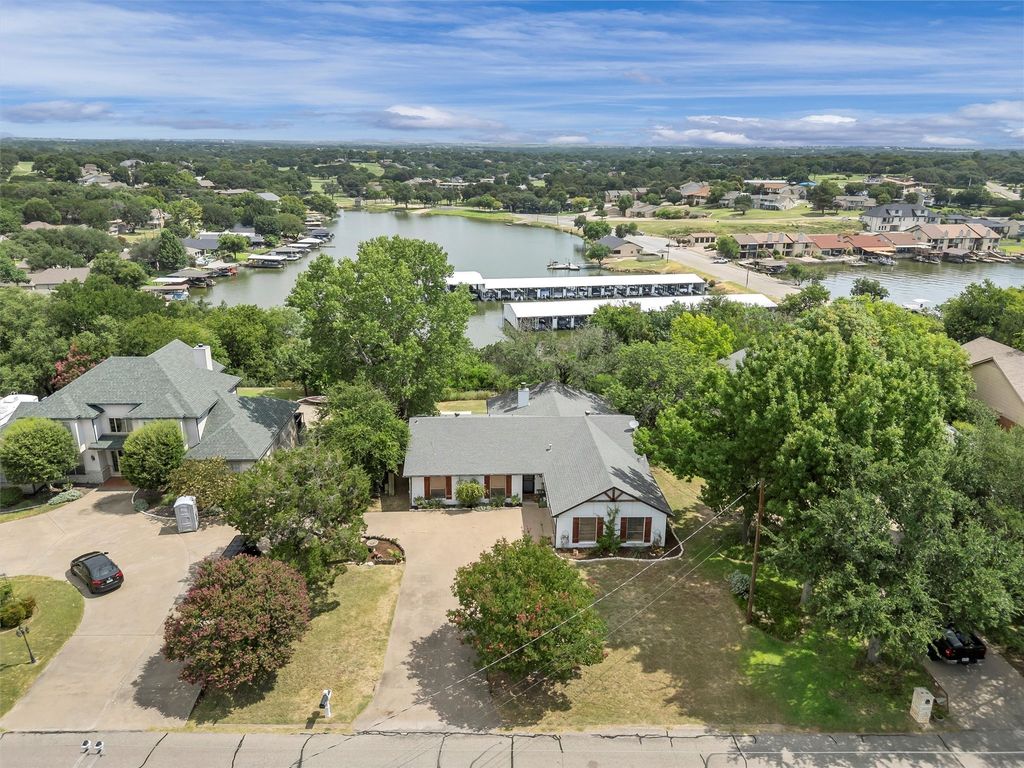5123 Fairway Circle, De Cordova, TX 76049