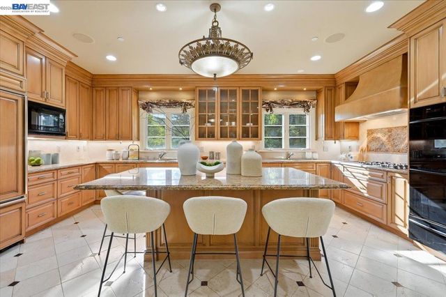 13388 Surrey Ln, Saratoga, CA 95070