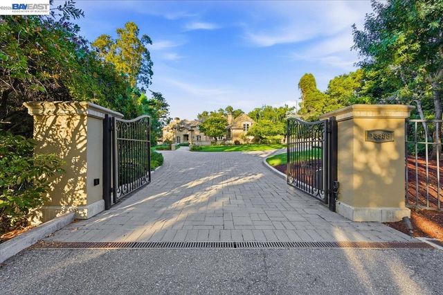 13388 Surrey Ln, Saratoga, CA 95070