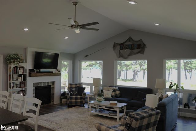 521 W River Court, Gladwin, MI 48624