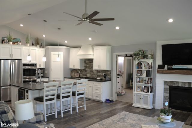 521 W River Court, Gladwin, MI 48624