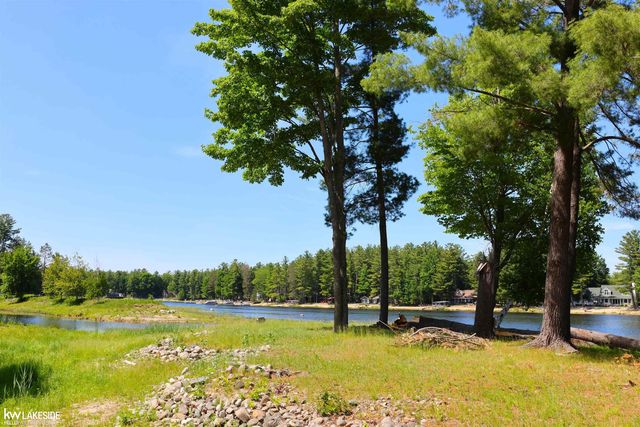 521 W River Court, Gladwin, MI 48624