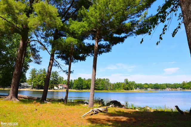 521 W River Court, Gladwin, MI 48624