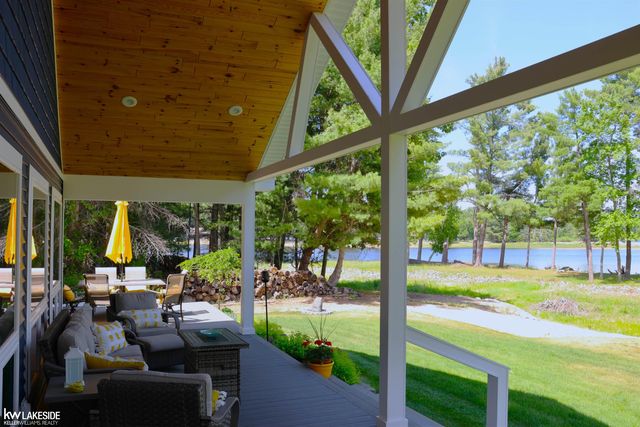 521 W River Court, Gladwin, MI 48624