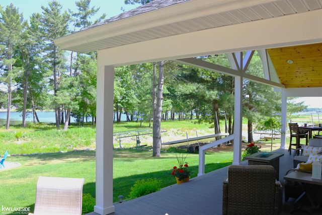 521 W River Court, Gladwin, MI 48624