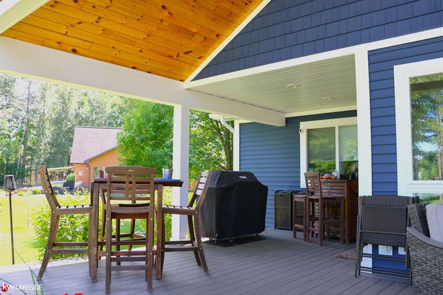 521 W River Court, Gladwin, MI 48624