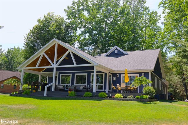 521 W River Court, Gladwin, MI 48624
