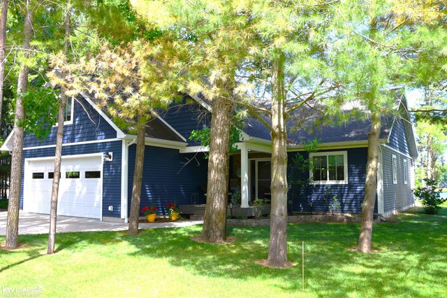 521 W River Court, Gladwin, MI 48624