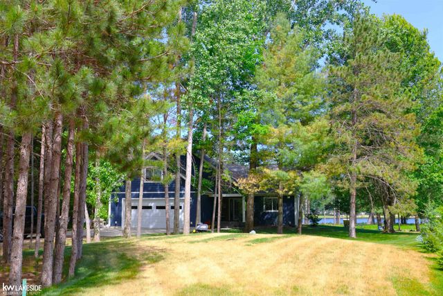 521 W River Court, Gladwin, MI 48624