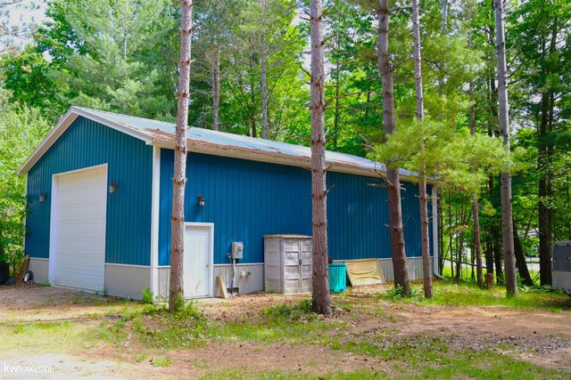 521 W River Court, Gladwin, MI 48624