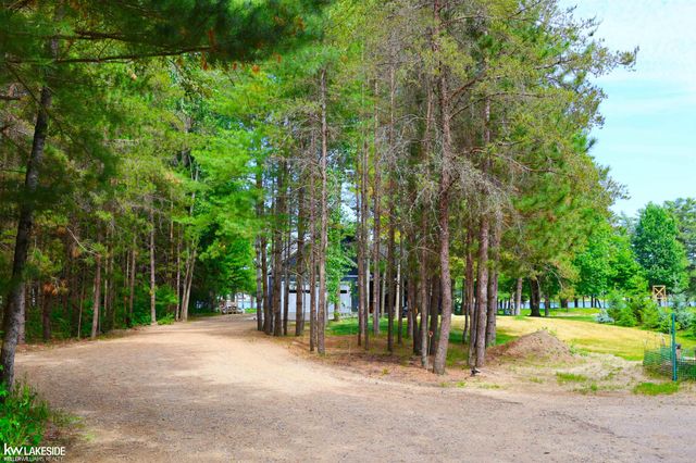 521 W River Court, Gladwin, MI 48624